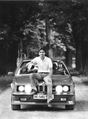 BMW M 635 CSI (1985) - der damalige Werksfahrer Nelson Piquet posiert mit dem BMW-Coupé