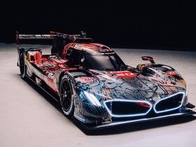 BMW M Hybrid V8 (2024) - Art Car, gestaltet von Julie Mehretu