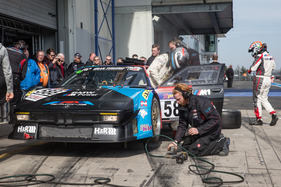 BMW M1 (1979) - Boxenstop und Fahrerwechsel - Klassensieger beim VLN-Rennen auf dem Nürburgring am 29. März 2014 BMW M1 (1979) - Boxenstop und Fahrerwechsel - Klassensieger beim VLN-Rennen auf dem Nürburgring am 29. März 2014