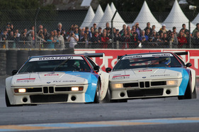 Bild BMW M1 (1979) - Packender M1-Zweikampf mit Startnummer #4 (links), der den Gesamtplatz 2 erreichte im Plateau 6 (1972-1979) an der Le Mans Classic 2012