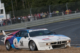 BMW M1 (1979) - Trotz Ausrutscher wie hier bei Indianapolis schaffte es dieser M1 von Hinderer/Stretton auf den Gesamtplatz 2 im Plateau 6 (1972-1979) an der Le Mans Classic 2012