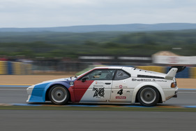 BMW M1 (1979) mit voller Beschleunigung Richtung Dunlopbogen - Gesamtplatz 2 im Plateau 6 (1972-1979) an der Le Mans Classic 2012