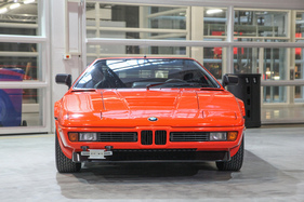 BMW M1 (1980) - Kunststoffsportwagen von BMW, gezeigt von der autobau Erlebniswelt Romanshorn - Auto Zürich 2021