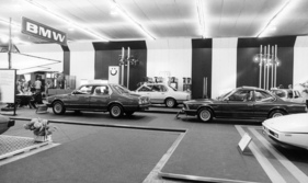BMW M1 (1980) - auf dem Genfer Automobilsalon, im Hintergrund ein BMW M535i (E12) und 6-er und 7-ner-Modelle