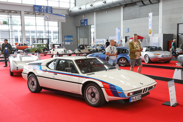 BMW M1 (1980) - mit den klassischen BMW-Motorsport-Farben - Klassikwelt Bodensee 2024