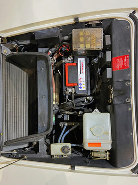 BMW M1 - Batterie und Kühler vorne