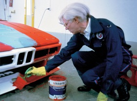 BMW M1 Gruppe 4 (1979) - Andy Warhol während seinen Arbeiten am BMW M1 Art Car (1979)