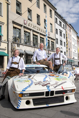 BMW M1 Gruppe 4 "Münchener Wirte" beim Foto-Shooting am Spatenhaus an der Oper, München mit Prinz Leopold von Bayern, Christian Danner und Peter Oberndorfer
