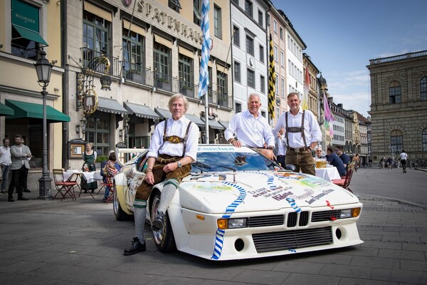 Bild: BMW M1 Gruppe 4 "Münchener Wirte" beim Foto-Shooting am Spatenhaus an der Oper, München mit Prinz Leopold von Bayern, Christian Danner und Peter Oberndorfer
