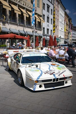 Bild: BMW M1 Gruppe 4 "Münchener Wirte" beim Foto-Shooting am Spatenhaus an der Oper, München