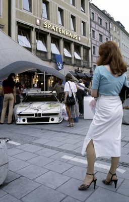 BMW M1 Gruppe 4 mit Fotomodel am Spatenhaus an der Oper, München 1981