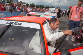 BMW M1 ProCar Revival GP Österreich 2016 - Berger nimmt im Lauda-M1 eine Sitzprobe