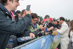 BMW M1 ProCar Revival GP Österreich 2016 - Cecotto gibt viele Autogramme