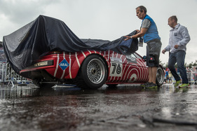 BMW M1 ProCar Revival GP Österreich 2016 - Cecottos BASF-M1 wird zugedeckt