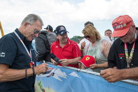 BMW M1 ProCar Revival GP Österreich 2016 - Dieter Quester unterschreibt Autogrammkarten