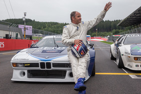 BMW M1 ProCar Revival GP Österreich 2016 - Gerhard Berger winkt den Fans zu