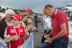 BMW M1 ProCar Revival GP Österreich 2016 - Hans-Joachim Stuck gibt Autogramme