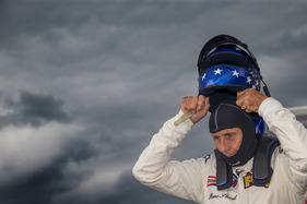 BMW M1 ProCar Revival GP Österreich 2016 - Hans-Joachim Stuck zieht sich den berühmten blauen Helm mit den Sternen über