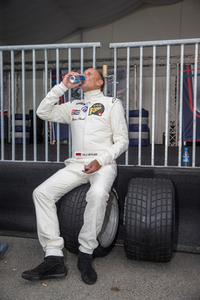 BMW M1 ProCar Revival GP Österreich 2016 - Jockel Stuck gönnt sich ein leistungssteigerndes Getränk