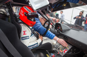 BMW M1 ProCar Revival GP Österreich 2016 - Lauda lässt sich den BMW erklären
