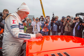 BMW M1 ProCar Revival GP Österreich 2016 - Niki Lauda signiert seinen M1