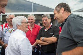 BMW M1 ProCar Revival GP Österreich 2016 - Scherzen zwischen guten Kollegen - Bernie Ecclestone und Gerhard Berger