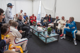 BMW M1 ProCar Revival GP Österreich 2016 - auch bei der Fahrerbesprechung wird gescherzt