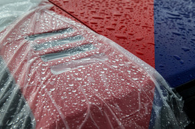 BMW M1 ProCar Revival GP Österreich 2016 - die wertvolle Technik wird vor Wassereinfall geschützt