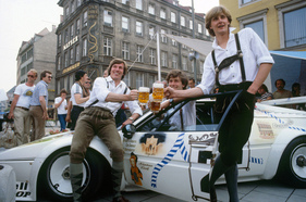 BMW M1 Procar "Münchner Wirte" bei der Vorstellung im Jahr 1981 - da waren Prinz Leopold von Bayern, Christian Danner und Peter Oberndorfer noch etwas jünger