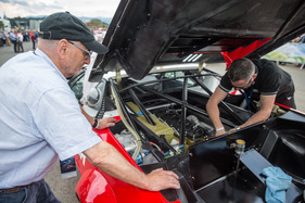 BMW M1 - letzte Einstellarbeiten, beoachtet von Markus Hotz - BMW M1 ProCar-Revival anlässlich des GP Österreich 2016
