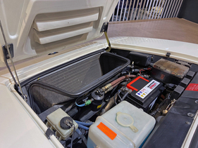 BMW M1 - mit geöffnete Fronthaube