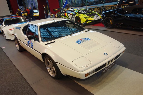BMW M1 von 1979 als Strassenfahrzeug - Sonderschau Supercars 2 in der Autoworld Brüssel 2022/2023