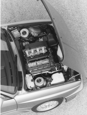 BMW M3 (1987) - Blick in den Motorraum, die Haube öffnet nach vorne