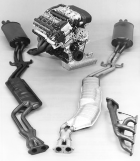 BMW M3 (1987) - der 16-Ventiler des M3 E30, mit Auspuffanlagen für die katalysatorlose und die Kat-Version, die rund 5 PS weniger leistete