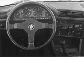 BMW M3 (1989) - das Armaturenbrett unterscheidet sich kaum von den halb so teuren Serienbrüdern