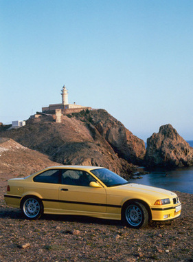 BMW M3 (1992) - von schwächeren Coupés unterscheidet sich der M3 durch Front- und Herkschütze sowie die Schweller