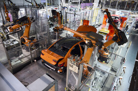 BMW M3 (2026) - Jubiläumsfahrzeug in Sonderlackierung Feuerorange III wird gefertigt BMW M3 (2026) - Jubiläumsfahrzeug in Sonderlackierung Feuerorange III wird gefertigt
