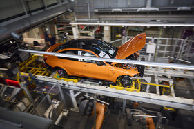 BMW M3 (2026) - Jubiläumsfahrzeug in Sonderlackierung Feuerorange III wird gefertigt BMW M3 (2026) - Jubiläumsfahrzeug in Sonderlackierung Feuerorange III wird gefertigt