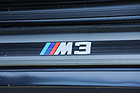 Bild: BMW M3 Cabriolet (1990) - M3-Emblem auf der Einstiegsliste
