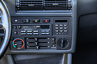 BMW M3 Cabriolet (1990) - oben links der Knopf für die elektrische Verdeckbetätigung