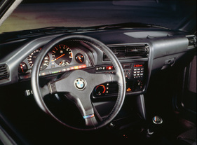BMW M3 E30 (1985) - Cockpit bei Nacht