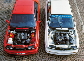 BMW M3 E30 (1987) - Blick in den Motorraum der Strassen- und der Rennversion