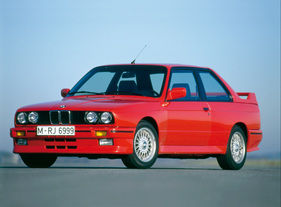 BMW M3 E30 (1987) - Kotflügelverbreiterungen, eine schräger abfallende Heckscheibe und Spoiler unterschieden den schnellsten M3 von den übrigen E30-ern