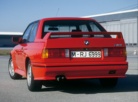 BMW M3 E30 (1987) - kantiges Design und gut sichtbares Flügelwerk