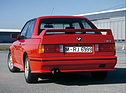 BMW M3 E30 (1987) - kantiges Design und gut sichtbares Flügelwerk