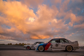 BMW M3 E30 (1987) und BMW 635 CSI (1984) im Licht der untergehenden Sonne