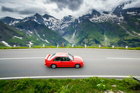 BMW M3 E30 (1988) – Dass der M3 als Homologationsmodell für die DTM lanciert wurde, erkennt man sofort. BMW M3 E30 (1988) – Dass der M3 als Homologationsmodell für die DTM lanciert wurde, erkennt man sofort.