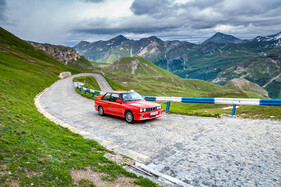 BMW M3 E30 (1988) – Grimmiger Blick und M3-Badge auf dem Kühlergrill BMW M3 E30 (1988) – Grimmiger Blick und M3-Badge auf dem Kühlergrill