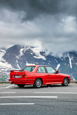 BMW M3 E30 (1988) – Stärker geneigte Heckscheibe und breitere C-Säule als die Basis-E30 BMW M3 E30 (1988) – Stärker geneigte Heckscheibe und breitere C-Säule als die Basis-E30