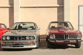BMW M3 E30 (1988) - mit 62'000 km für Euro 60'000 angeboten, daneben ein Vorfahre - Auto d'Epoca Padova 2015